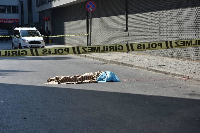 7 katlı otoparktan atlayarak yaşamına son verdi