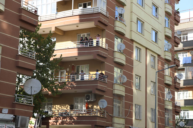 Asansöre bırakılan paketten patlayıcı yapımında kullanılan malzemeler çıktı