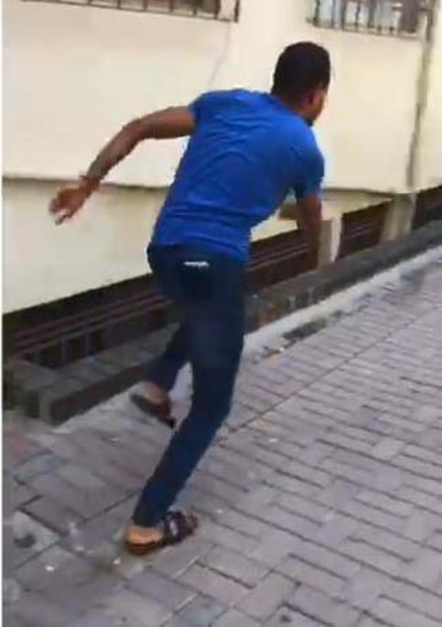 Kız çocuğunu taciz ettiği iddia edilen genci polise teslim ettiler