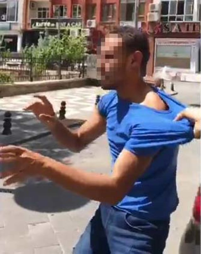 Kız çocuğunu taciz ettiği iddia edilen genci polise teslim ettiler