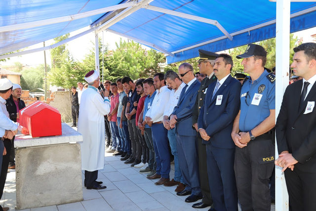 Trafik kazasında ölen asker, son yolculuğuna uğurlandı