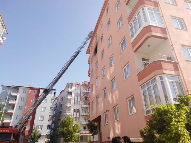 Polis memuru görevdeyken evinde yangın çıktı; eşi ve 2 çocuğu kurtarıldı