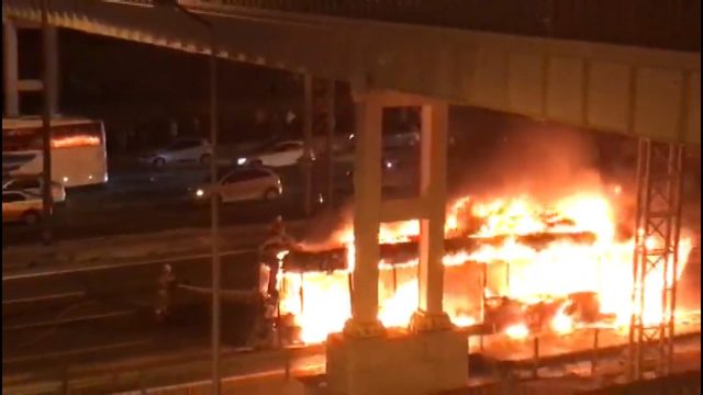 TEM'de otobüs alev alev yandı (1)