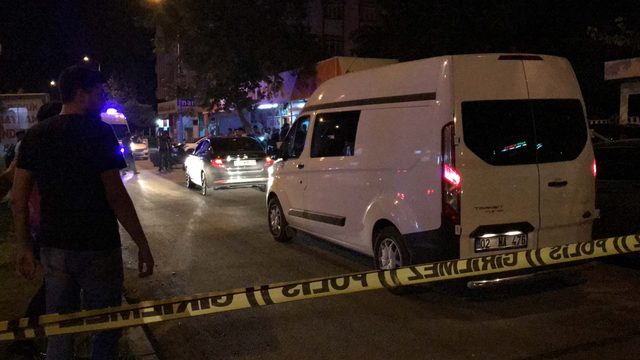 Otomobille giden babasının yolunu kesip tabancayla ayağından yaraladı