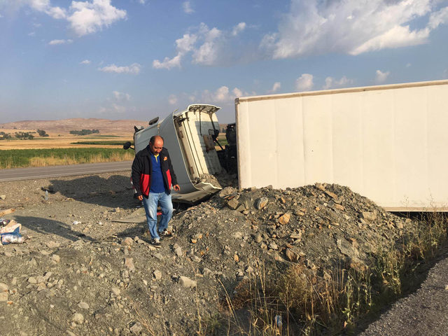 Yumurta yüklü TIR devrildi: 2 yaralı