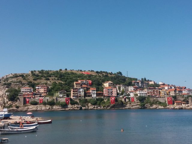 'Ay Yıldız Ekibi', Amasra'yı bayraklarla donattı