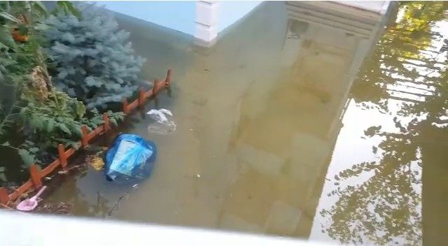 Sulama kanalı taştı, evleri su bastı