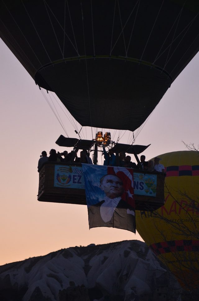 Sıcak hava balonu Atatürk posteriyle havalandı