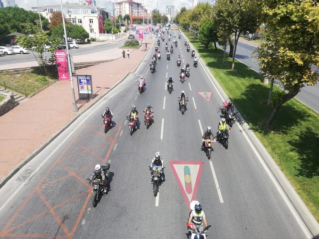 (Havadan fotoğraflarla) İstanbul'da motosiklet tutkunlarından Zafer Bayramı korteji