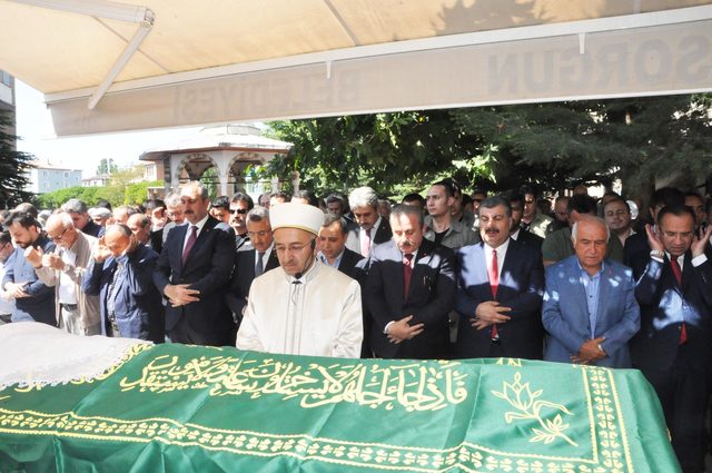 AYM Başkanı Arslan'ın annesi toprağa verildi