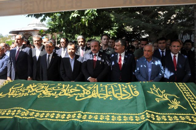 AYM Başkanı Arslan'ın annesi toprağa verildi
