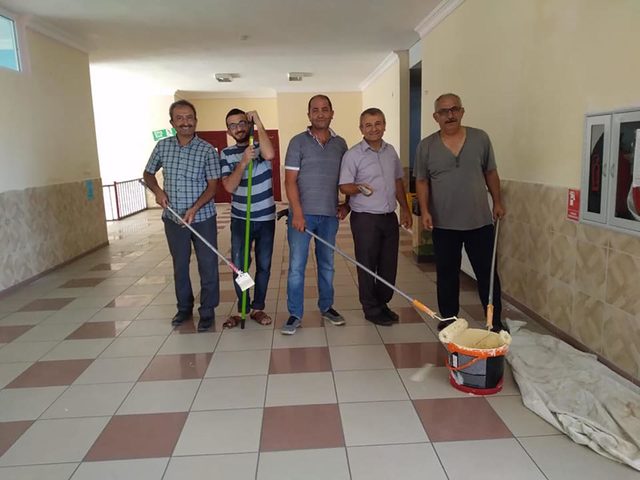 Müdür ve öğretmenler, okulu boyadı