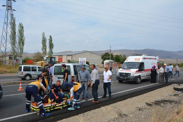 Sivas'ta iki hafif ticari araç çarpıştı: 9 yaralı