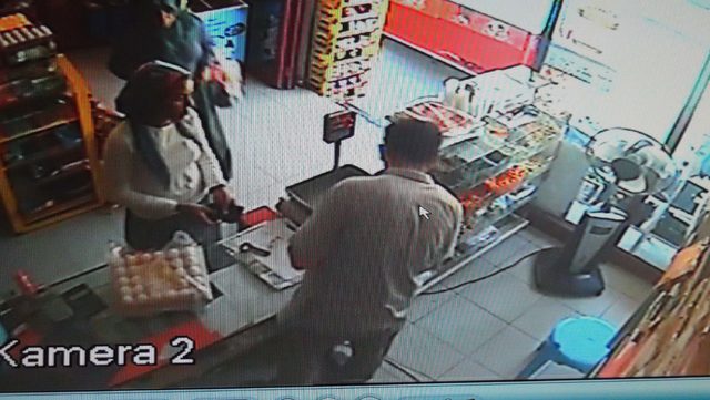 'Tırnakçılık' yöntemi ile para çalan kadın güvenlik kamerasında