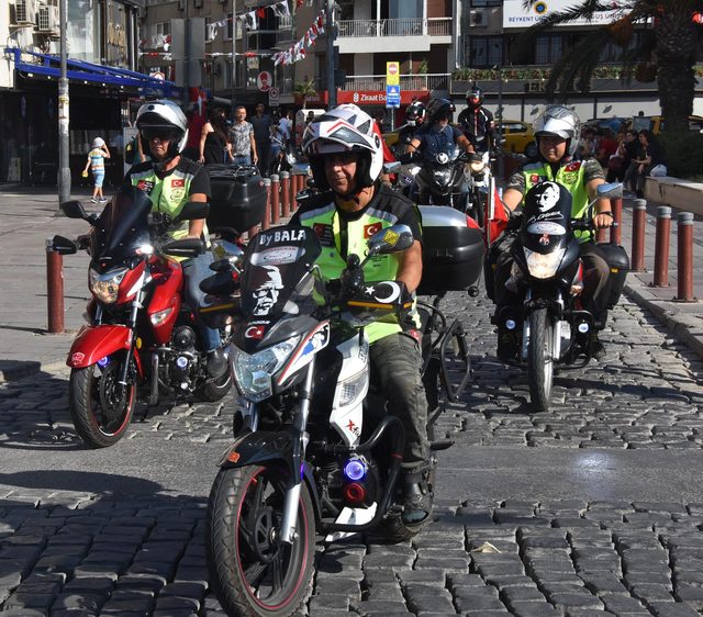 İzmirli motosikletçilerden Zafer Bayramı korteji