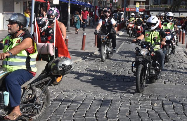İzmirli motosikletçilerden Zafer Bayramı korteji
