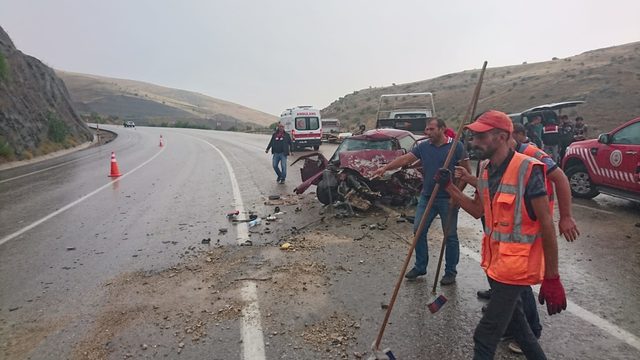 Hafif ticari araç ile otomobil çarpıştı: 1 ölü, 7 yaralı