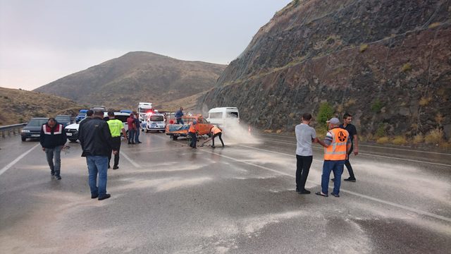 Hafif ticari araç ile otomobil çarpıştı: 1 ölü, 7 yaralı