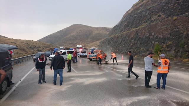 Hafif ticari araç ile otomobil çarpıştı: 1 ölü, 7 yaralı