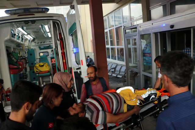 Yüksekova'da kaya parçalarının isabet ettiği 2 işçi yaralandı