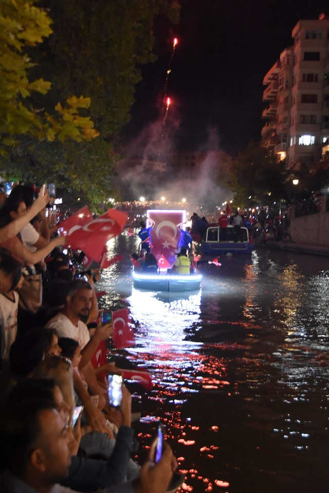 Porsuk Çayı’nda meşaleli Zafer Bayramı coşkusu