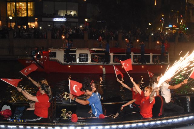Porsuk Çayı’nda meşaleli Zafer Bayramı coşkusu