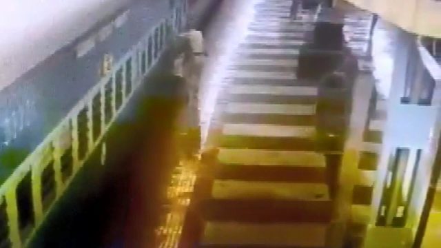 İstasyonda korku dolu anlar… Ayağı tren ile platform arasına sıkıştı