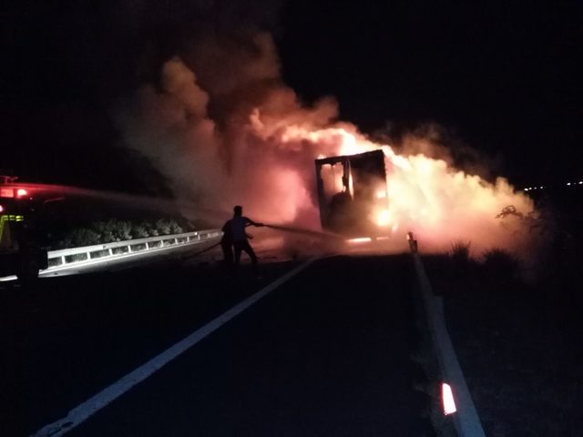 TIR'daki terlikler ve fıstık yandı