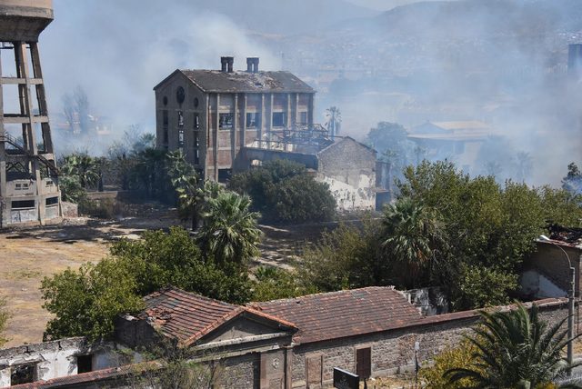 Kullanılmayan fabrika bahçesinde ot yangını