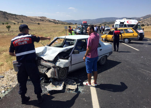 Burdur'da 3 otomobil çarpıştı: 1 ölü, 9 yaralı