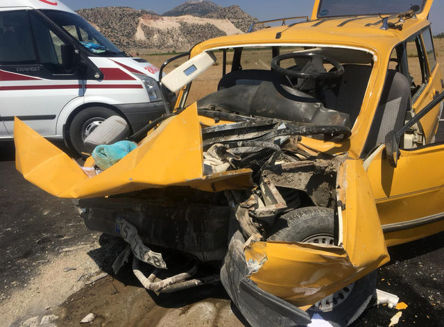 Burdur'da 3 otomobil çarpıştı: 1 ölü, 9 yaralı