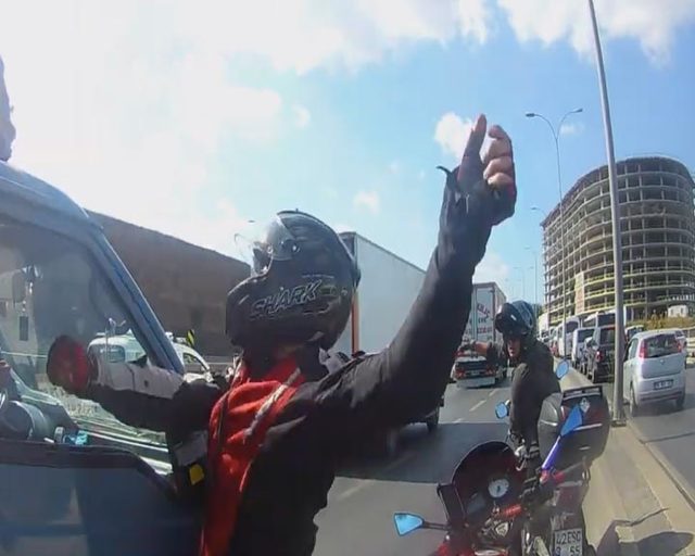 D-100'de yol tartışması; motosiklet sürücüsü kamyonetin aynasını kırdı