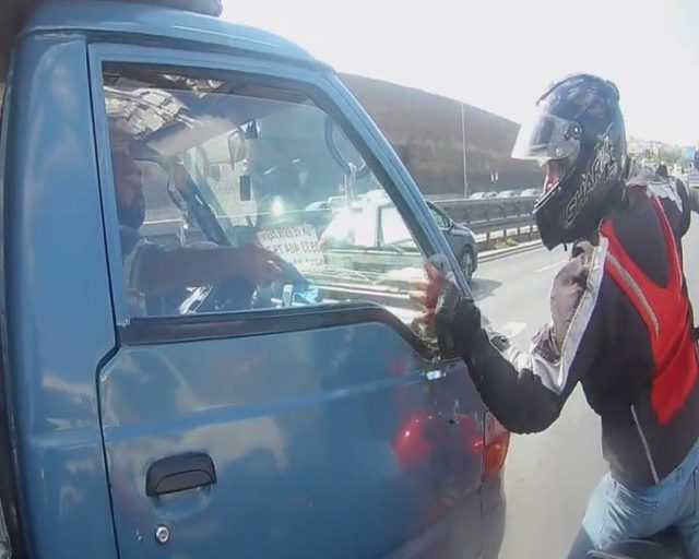 D-100'de yol tartışması; motosiklet sürücüsü kamyonetin aynasını kırdı