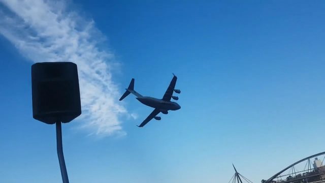 Avustralya’da askeri kargo uçağı, gökdelenlerin arasında uçtu