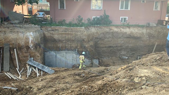 Sultanbeyli'de inşaatta çökme (1)