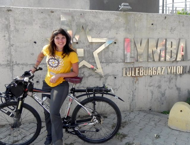 Brezilyalı Larissa, bisikletle Çin'e gidiyor