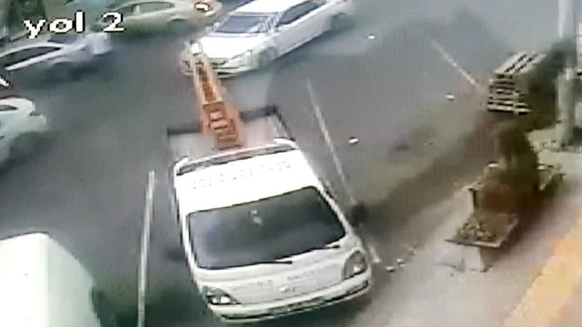 Başakşehir'de silahlı saldırı anı kamerada