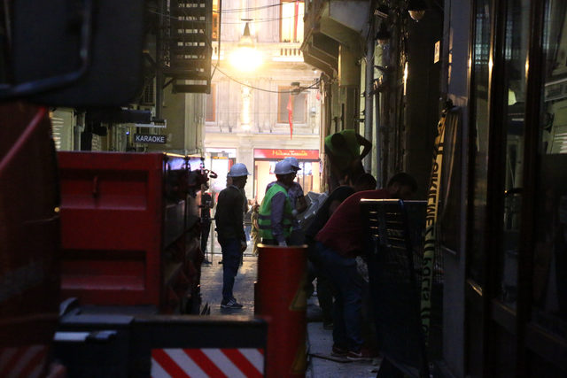 Beyoğlu'nda çökme riski olan binaya çelik kolonlu önlem
