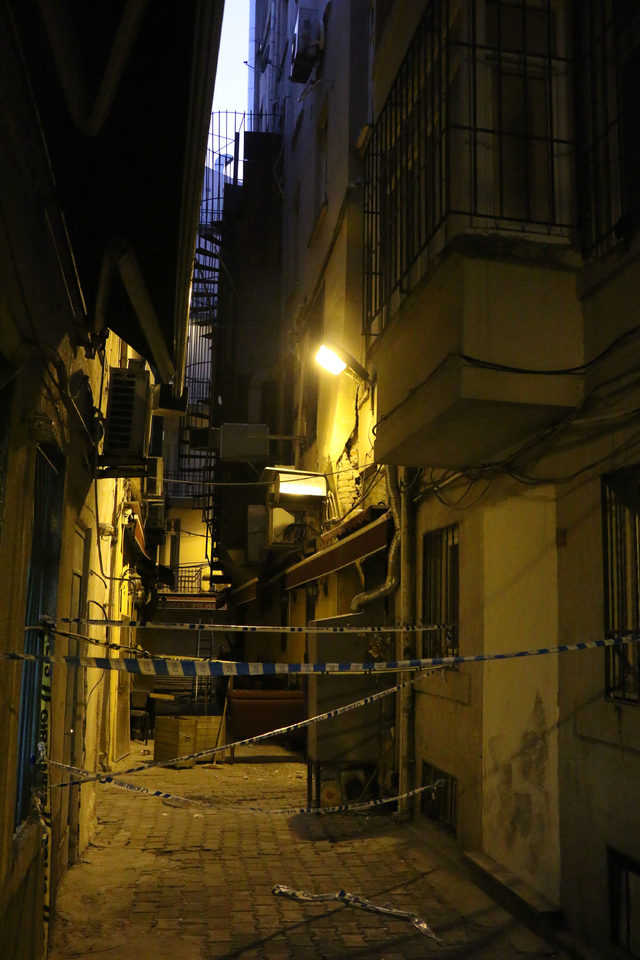 Beyoğlu'nda çökme riski olan binaya çelik kolonlu önlem