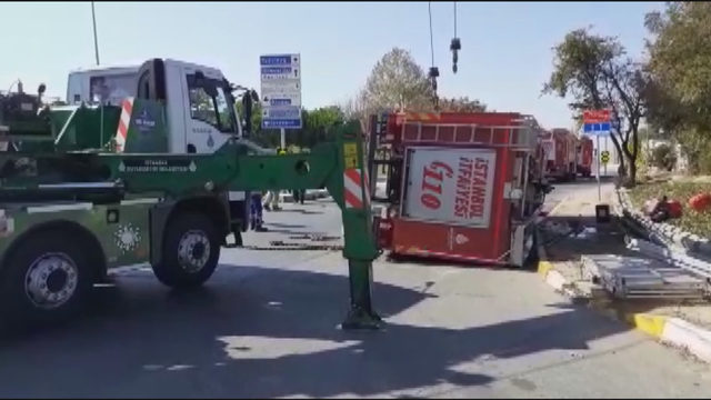 Silivri'de itfaiye aracı devrildi: 3 yaralı