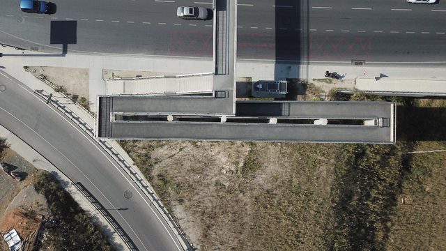 Küçükyalı'da engelli rampası yarım kalan üst geçit havadan görüntülendi
