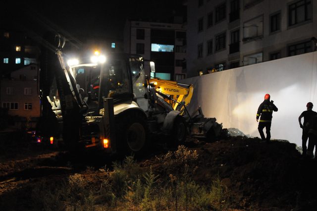 Yıkılan istinat duvarının altında kaldı (2)