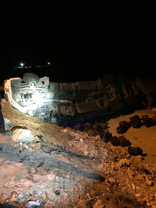 Antalya'da nar yüklü kamyon devrildi: 3 ölü