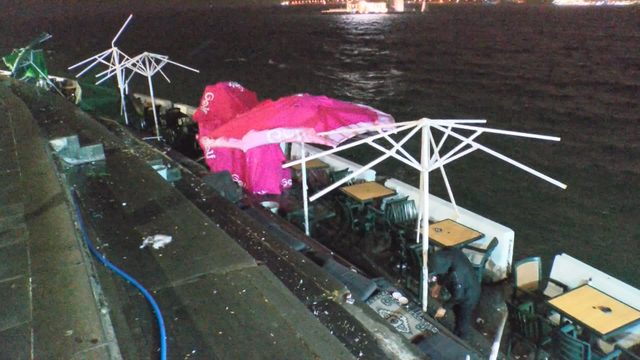 (Özel) Rüzgâr üsküdar sahilde kafe ve restoranlara zarar verdi