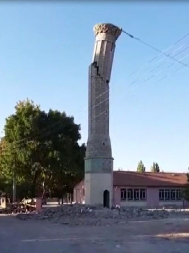 Minare yıkımı kamerada