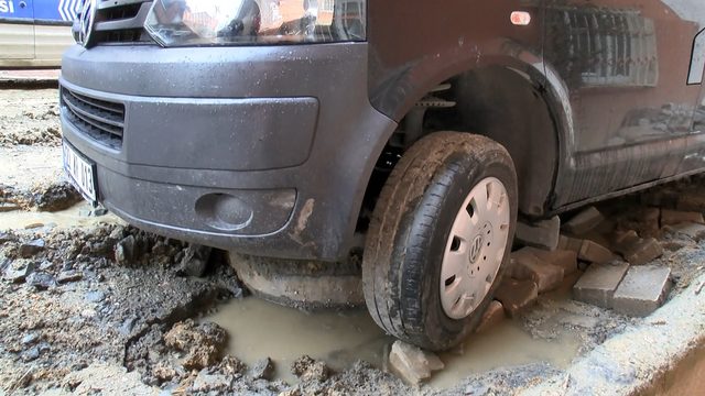 Esenyurt'ta İSKİ'nin çalışma yaptığı sokak yağmur sonrası çamur altında kaldı
