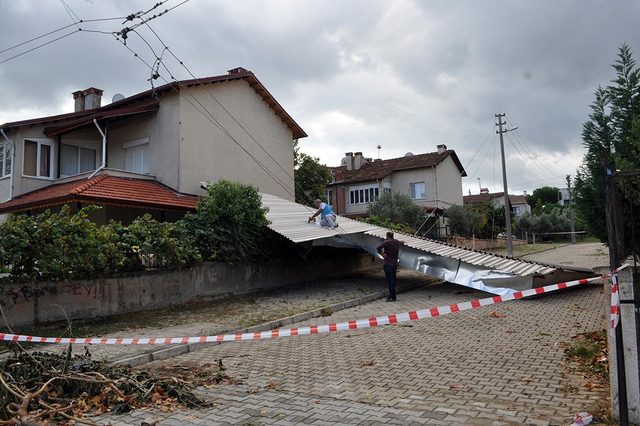 Turgutlu'da yağmur ve rüzgar hayatı olumsuz etkiledi