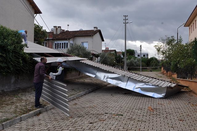 Turgutlu'da yağmur ve rüzgar hayatı olumsuz etkiledi