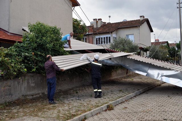 Turgutlu'da yağmur ve rüzgar hayatı olumsuz etkiledi