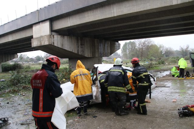 Otomobil köprüden uçtu: 2 ölü, 2 yaralı